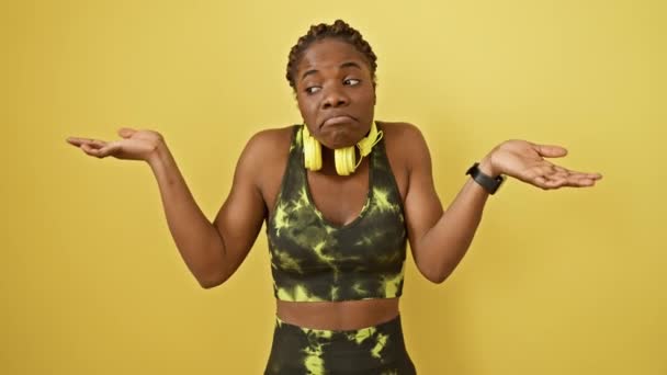 Μπερδεμένη Αφροαμερικάνα Κοτσίδες Κίτρινα Αθλητικά Ρούχα Σέρνεται Σύγχυση Ανίδεη Έκφραση — Αρχείο Βίντεο