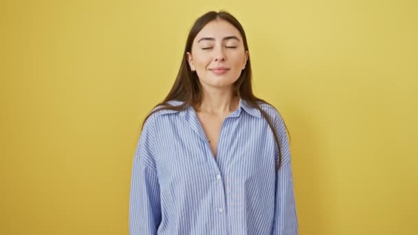 Mulher Hispânica Jovem Impressionante Encontra Zen Vestindo Uma Camisa Fica — Vídeo de Stock