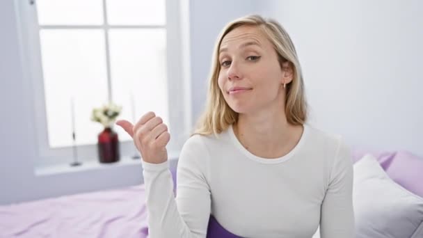 Cheerful Young Blonde Woman Pjs Sitting Bed Pointing Thumb Joy — Stock Video
