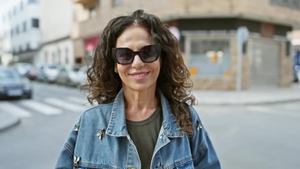 Smiling Hispanic Woman Wearing Sunglasses Denim Jacket Standing City Street — Stock Video