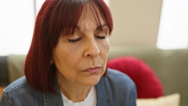Senior Hispanic Woman Red Hair Sitting Thoughtfully Living Room Embodying — Stock Video