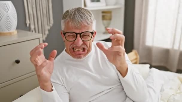 Furioso Homem Meia Idade Cabelos Grisalhos Pijama Mãos Imitando Estrangulamento — Vídeo de Stock