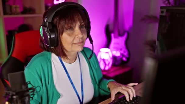 Mujer Madura Con Auriculares Computadora Sala Juegos Iluminada Por Neón — Vídeos de Stock