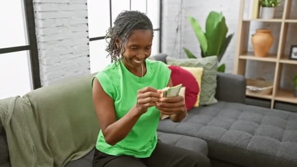 Una Mujer Negra Sonriente Con Una Camisa Verde Sentada Dentro — Vídeo de stock