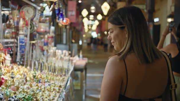Ung Kvinna Bläddrar Färgglada Souvenirer Dubais Traditionella Souk Madinat Jumeirah — Stockvideo