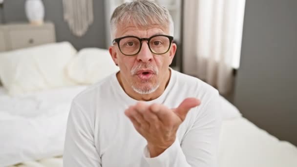 Hombre Mediana Edad Pelo Gris Pijama Enviando Beso Cámara Luciendo — Vídeo de stock