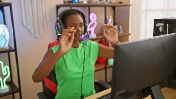 Olgun Afro Amerikalı Kadın Kulaklık Takıyor Modern Bir Odada Neon — Stok video