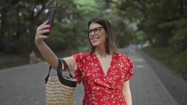 Όμορφη Ισπανόφωνη Γυναίκα Γυαλιά Που Διασκεδάζει Βγάζοντας Selfie Φωτογραφία Smartphone — Αρχείο Βίντεο