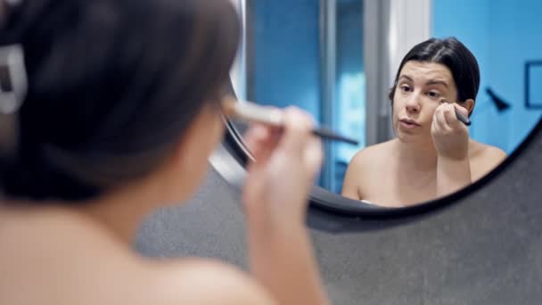 Jovem Bela Mulher Hispânica Aplicando Maquiagem Banheiro — Vídeo de Stock