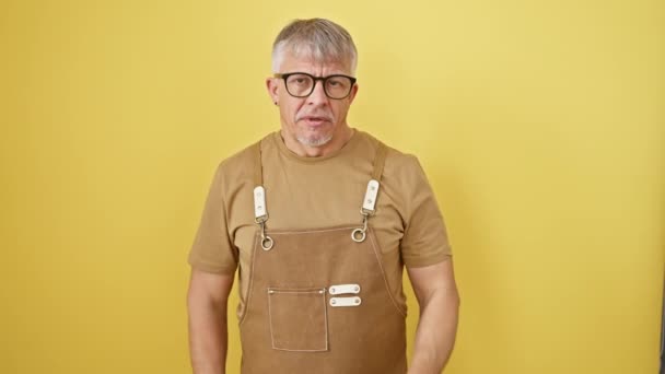 Estressado Meia Idade Homem Cabelos Grisalhos Vestindo Óculos Avental Mãos — Vídeo de Stock