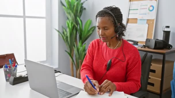 Професійна Жінка Уважно Працює Офісному Столі Ноутбуком Навушниками Блокнотом — стокове відео