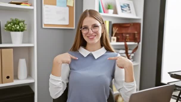 Positief Denkende Jonge Blonde Vrouw Het Bedrijfsleven Zelfverzekerde Kantoormedewerker Glimlachend — Stockvideo