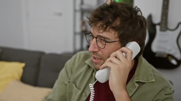 Homme Hispanique Coûteux Parle Sur Téléphone Câblé Dans Salon Confortable — Video