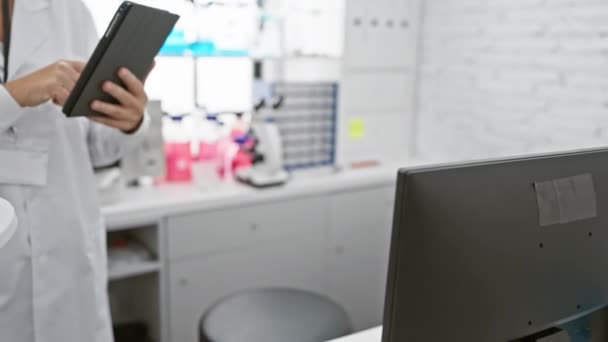 Eine Selbstbewusste Wissenschaftlerin Benutzt Eine Tablette Einem Modernen Labor Umgeben — Stockvideo