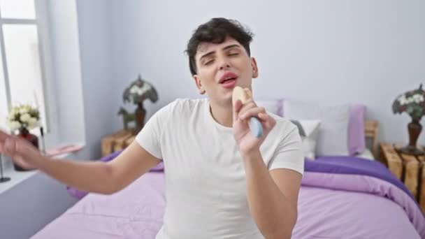 Joven Canta Usando Cepillo Pelo Como Micrófono Expresando Alegría Colorido — Vídeos de Stock