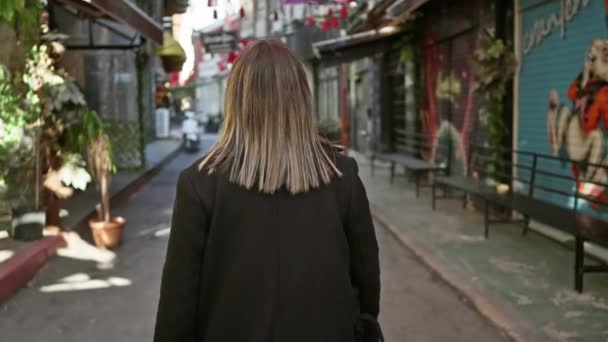Вид Ззаду Молоду Жінку Яка Досліджує Тиху Вулицю Стамбулі Відображаючи — стокове відео