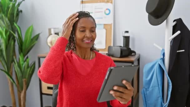 Profesyonel Bir Afrikalı Kadın Modern Bir Ofis Ortamında Tablet Kullanırken — Stok video