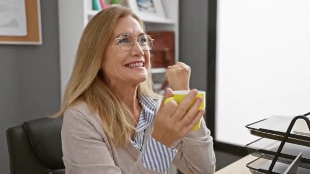 Boldog Érett Szemüveggel Élvezi Kávét Egy Modern Irodában — Stock videók