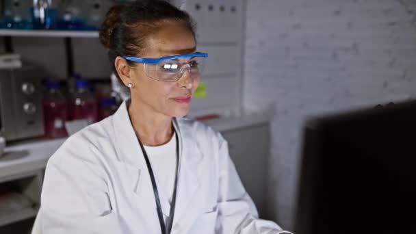 Radosna Latynoska Uczona Średnim Wieku Zakładająca Okulary Ochronne Laboratorium Świętuje — Wideo stockowe