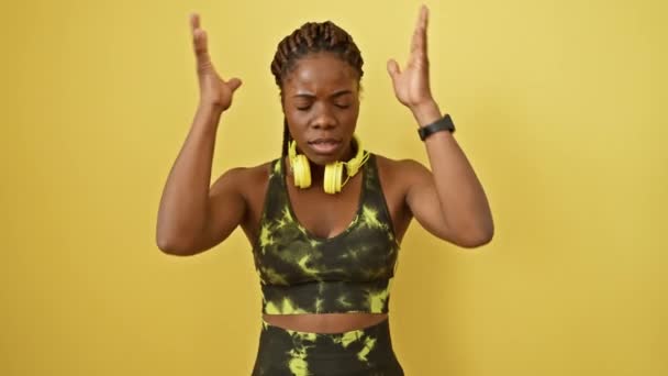 穿着运动服的紧张的非洲裔美国女人 患有偏头痛 痛苦不堪 孤立在黄色背景之上 — 图库视频影像