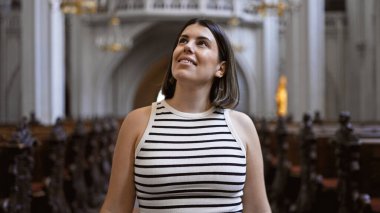 Viyana 'daki Augustinian Kilisesi' nde kiliseyi ziyaret eden güzel İspanyol bir kadın.