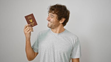 Tayland pasaportu taşıyan genç adam izole edilmiş beyaz arka planda gülümsüyor.