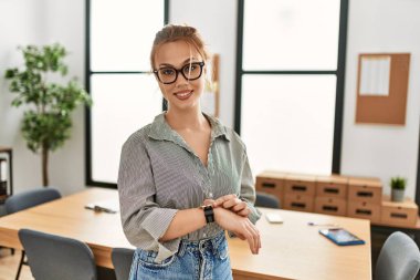 Kafkasyalı genç iş kadını gülümseyen kendine güvenen ofis nöbetçisi.