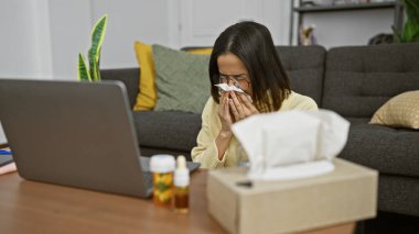 Soğuk çareler ve dizüstü bilgisayarla çevrili, rahat, modern bir oturma odasında genç bir İspanyol kadın burnunu bir mendile sümkürdü..