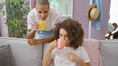 Kendine güvenen, güzel bir çift, evlerinde rahat bir hayat sürmekten hoşlanırlar. Neşeyle gülümsediler, oturma odalarında kanepede oturdular espresso içtiler, sevgi ve mutlulukla doluydular..