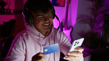 Çekici, genç, İspanyol asıllı bir adam. Oyun odasında oyun gecesi izlerken gülümsüyor. Akıllı telefon, elinde kredi kartı, sanal oyun hayatını yaşıyor..