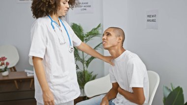 Hastanın mide ağrısına bakan doktor, birlikte bir sandalyede otururken kliniğin bekleme odasında acil bir durum olduğunu belirtiyor.