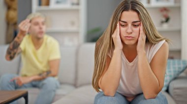 Güzel bir çift kanepede oturup tartışıyor.