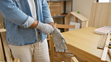 İspanyol bir adamın kurnaz elleri, eldiven giyen bir marangoz profesyonel bir marangozluk atölyesinde marangozluğa dalmış.