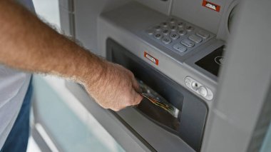 Avustralya doları tutan yakışıklı, orta yaşlı beyaz bir adam. Şehir ATM 'sinde bir iş sırasında yakalanmış. Açık hava bankacılık teknolojisi iş başında, Avustralya 'dan para çeken kişi..
