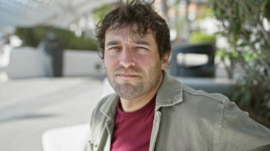 Sakallı, şehir parkında oturan sıradan bir İspanyol 'un portresi..