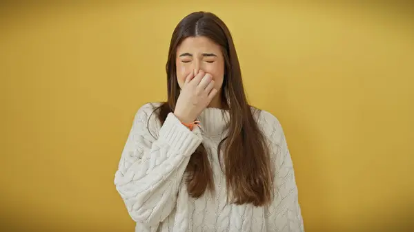 Ung Latinamerikansk Kvinna Nyper Näsan För Att Undvika Dålig Lukt — Stockfoto