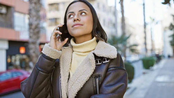 Şık Bir Spanyol Kadın Telefonda Konuşuyor Şehir Caddesinde Yürürken Kendine — Stok fotoğraf