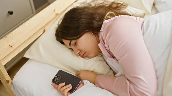 Uma Jovem Dorme Quarto Segurando Smartphone Retratando Descanso Tecnologia Estilo — Fotografia de Stock