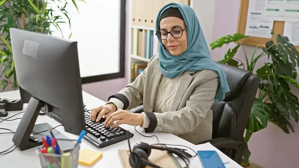Una Mujer Profesional Que Usa Hijab Trabajando Diligentemente Escritorio Oficina — Foto de Stock