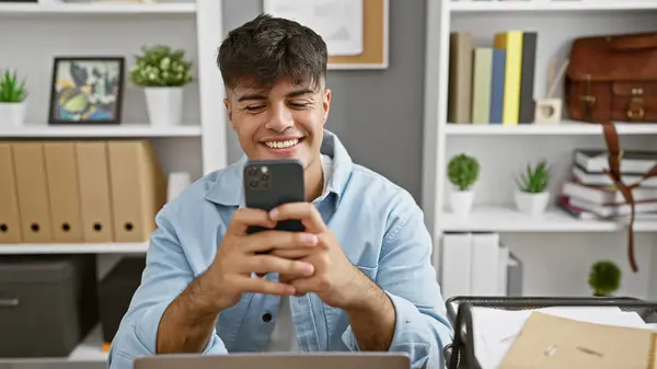 Yakışıklı Spanyol Asıllı Genç Adam Ofisinde Çalışırken Mutlu Oluyor Akıllı — Stok fotoğraf