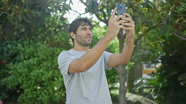 Bonito Barbudo Jovem Fazendo Selfie Estilo Vida Legal Com Smartphone — Fotografia de Stock