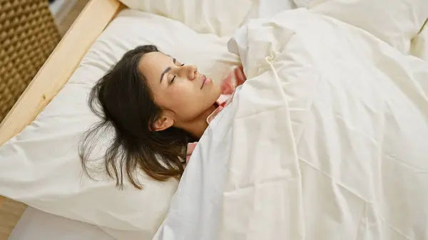 Eine Ruhige Junge Hispanische Frau Schläft Einem Gemütlichen Weißen Bett — Stockfoto