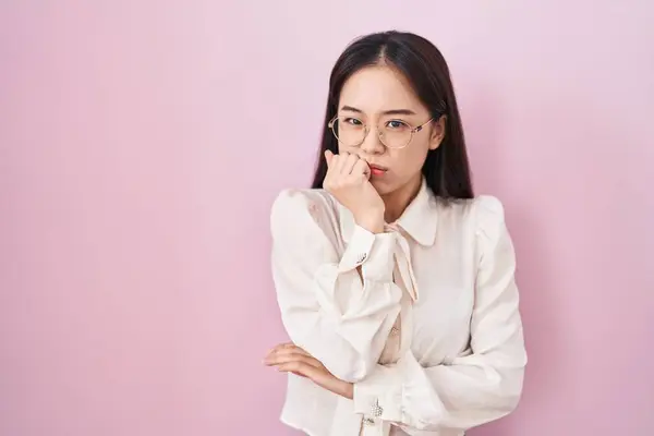 Young Chinese Woman Standing Pink Background Looking Stressed Nervous Hands — Stock Photo, Image