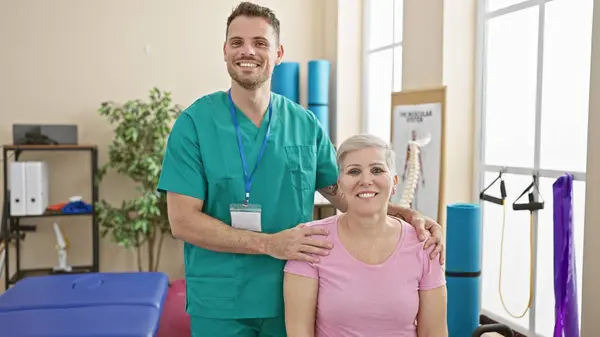 Physiotherapist Man Green Scrubs Standing Woman Patient Pink Shirt Bright — Stock Photo, Image