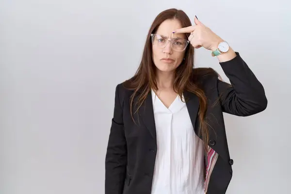 Vacker Brunett Kvinna Bär Business Jacka Och Glasögon Pekar Olyckligt — Stockfoto