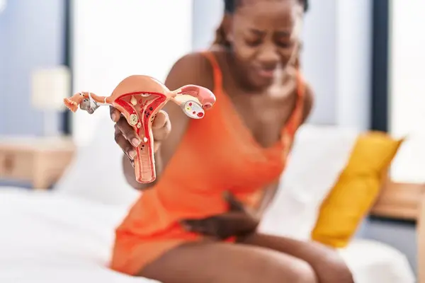 Afroamerikanerin Leidet Unter Menstruationsschmerzen Und Hält Anatomisches Modell Der Gebärmutter — Stockfoto