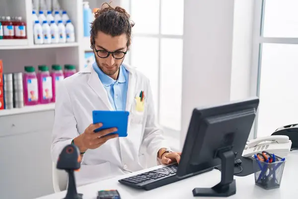 Young Hispanic Man Pharmacist Using Touchpad Computer Working Pharmacy — Stock Photo, Image