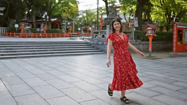 Mulher Hispânica Bonita Posa Radiantemente Sorri Exalando Confiança Templo Yasaka — Fotografia de Stock