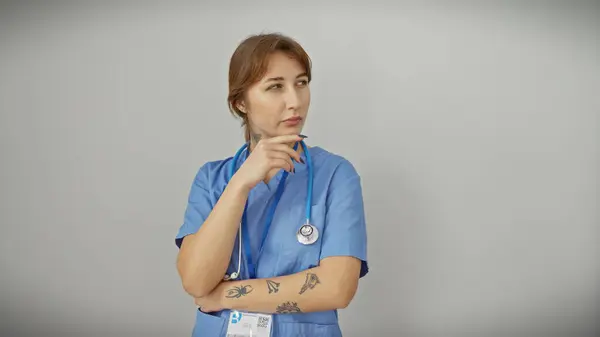 Donna Caucasica Pensierosa Scrub Blu Con Stetoscopio Sullo Sfondo Bianco — Foto Stock