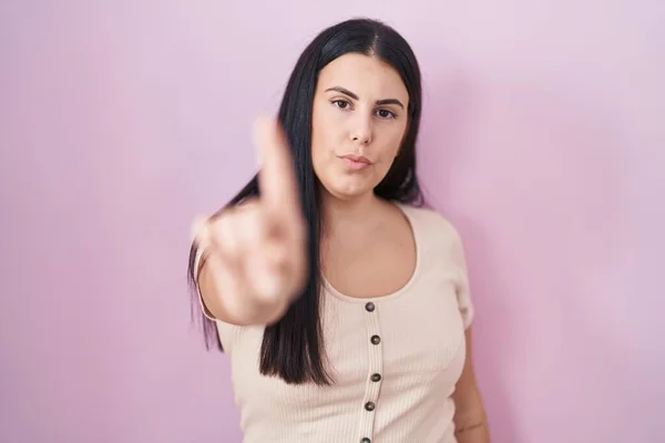 Young Hispanic Woman Standing Pink Background Pointing Finger Angry Expression — Stockfoto